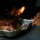 Grillet, røget svinekam med laurbær og sprøde svær